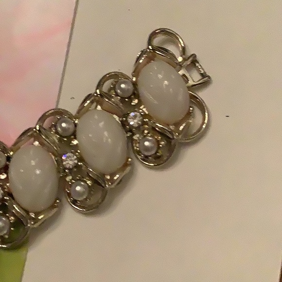 VINTAGE ARTHUR PEPPER (ART]  Dimpled White Cabochons, Rhinestones Faux Pearls - Picture 4 of 8
